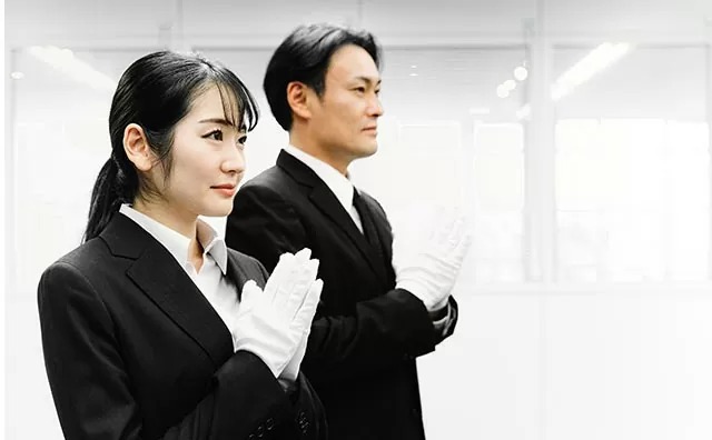 スタッフが合掌している様子